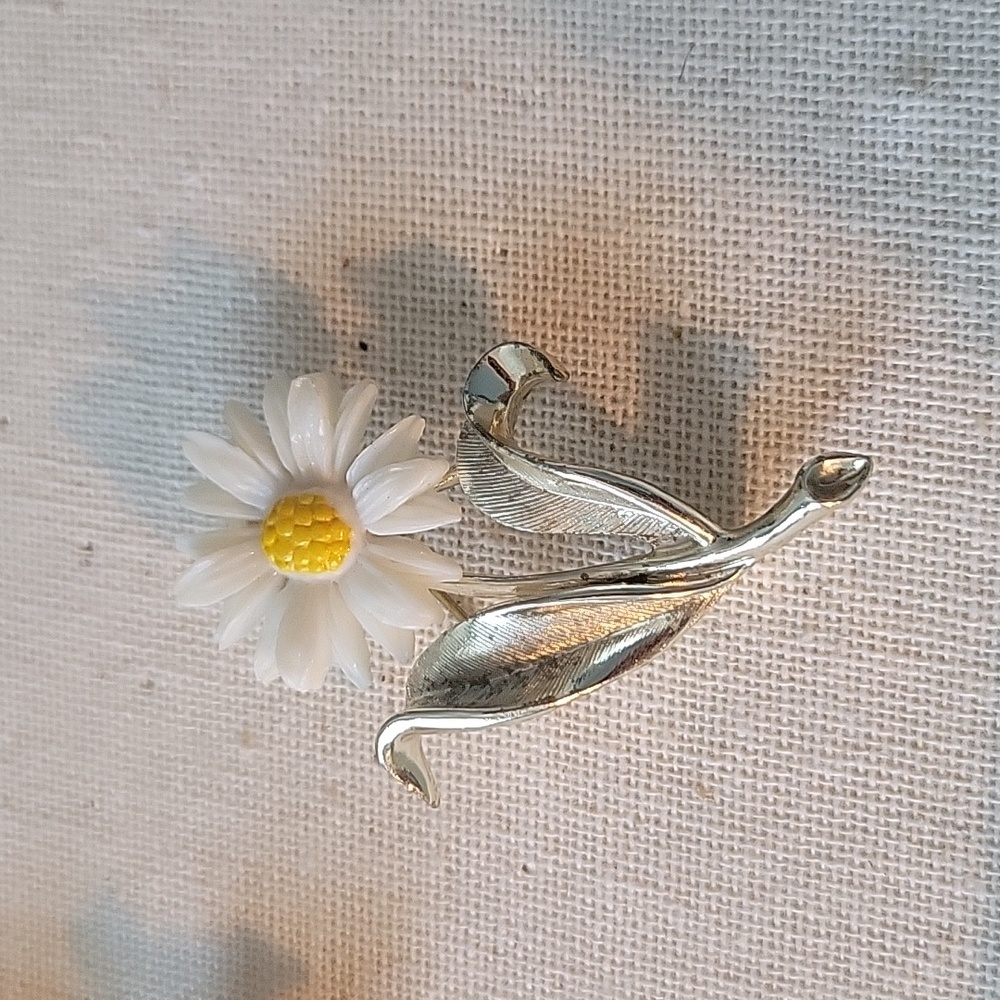Sale 3 For $20. Vintage Sarah Coventry Daisy Flower Pin Brooch